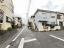 周囲と調和した親しみやすい佇まい。程よい静けさと日常の利便性がバランスよく共存する環境です
