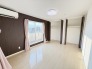 今からここを誰のお部屋にしようか、そんな洋室。大きさは8.4帖です。

