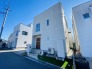 戸建てが立ち並ぶ静かな住宅街。四季折々の移り変わりを感じながら自然と楽しみ、暮らす、そんな毎日を日々の中で感じられる住環境

