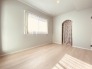 大きな開口部から明るい光が差し込む、日中の室内の明るさがこの部屋の魅力です。
