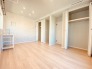今からここを誰のお部屋にしようか、そんな洋室。大きさは9帖です。
