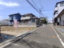 C号棟 6m幅員の道路に面しておりお車の運転が苦手な方でも安心して出入りいただけます。
