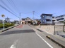 B号棟 9m幅員の道路に面しておりお車の運転が苦手な方でも安心して出入りいただけます。
