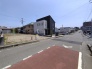 B号棟 9m幅員の道路に面しておりお車の運転が苦手な方でも安心して出入りいただけます。
