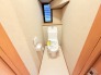 ウォシュレット機能付きのトイレ。換気のしやすい窓付きで、収納もあり実用性も兼ね備えた造り。
