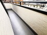 陽ざしが差込む明るいバルコニー。奥行きのあるバルコニーはお洗濯時に助かります。
