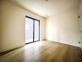 大きな開口部から明るい光が差し込む、日中の室内の明るさがこの部屋の魅力です。
