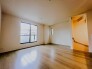 家族や友人、両親、親戚とこれから沢山の時間を紡ぐのだろう。そこを彩るのは窓から見える青い空、心地よい緑。そんなイメージが膨らむリビングスペース。
