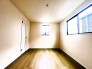 どんな家具にでも相性が良い清潔感ある白色調のクロスを採用。主張しすぎない配色、耐久性にも優れた床材は日々のメンテナンスも楽に、快適に過ごして頂けるよう考えられています。
