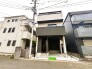 前面道路は交通量が少なく、駐車がしやすいです。駐車スペース1台分ございます。
