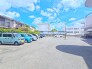 マンションの敷地内に平面駐車場あり！