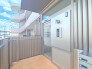 オートロックの自動ドアを備えたマンションエントランス。