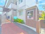 管理人さんが見守るマンションエントランス。