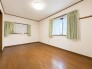 どんな家具にでも相性が良い清潔感ある白色調のクロスを採用。主張しすぎない配色、耐久性にも優れた床材は日々のメンテナンスも楽に、快適に過ごして頂けるよう考えられています。
