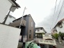 空の広がりを感じさせる外観デザイン。周囲の環境と心地よいコントラストを生み出しています
