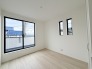 今からここを誰のお部屋にしようか、そんな洋室。大きさは南西角部屋4.5帖です。
