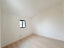 今からここを誰のお部屋にしようか、そんな洋室。大きさは北東角部屋4.5帖です。
