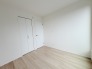 今からここを誰のお部屋にしようか、そんな洋室。大きさは4.5帖です。
