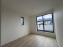 今からここを誰のお部屋にしようか、そんな洋室。大きさは5.25帖です。
