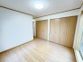 ゆとりの7.5帖ある寝室、陽光が入りやすく朝の目覚めも気持ち良く起こしてくれます。
