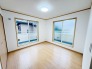 大きな開口部から明るい光が差し込む、日中の室内の明るさがこの部屋の魅力です。
