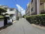 戸建てが立ち並ぶ静かな住宅街。四季折々の移り変わりを感じながら自然と楽しみ、暮らす、そんな毎日を日々の中で感じられる住環境

