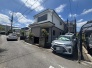 通りから入ったプライベート空間で落ち着いた雰囲気でお住いになる。敷地部分でお子様の遊ぶスペースや駐車スペースに活用できます。
