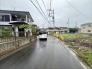 5号棟 6m幅員の道路に面しておりお車の運転が苦手な方でも安心して出入りいただけます。
