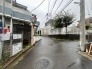 5号棟 6m幅員の道路に面しておりお車の運転が苦手な方でも安心して出入りいただけます。
