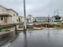 2号棟 6m幅員の道路に面しておりお車の運転が苦手な方でも安心して出入りいただけます。
