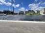 戸建てが立ち並ぶ静かな住宅街。四季折々の移り変わりを感じながら自然と楽しみ、暮らす、そんな毎日を日々の中で感じられる住環境
