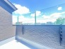 南側のお部屋から出入りできる、奥行きのあるワイドバルコニー。心地よい陽射しと暖かな風を楽しむことが出来ます。
