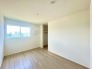 大きな開口部から明るい光が差し込む、日中の室内の明るさがこの部屋の魅力です。
