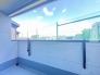 南側のお部屋から出入りできる、奥行きのあるワイドバルコニー。心地よい陽射しと暖かな風を楽しむことが出来ます。
