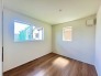 大きな開口部から明るい光が差し込む、日中の室内の明るさがこの部屋の魅力です。
