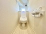 ウォシュレット機能付きのトイレ。換気のしやすい窓付きで、収納もあり実用性も兼ね備えた造り。

