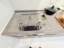 時短に活躍する食器洗浄機や一杯の水も楽しめる浄水器があるシステムキッチン。
ガラストップ。3口ガスレンジ