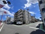 空の広がりを感じる角地に位置し、開放的な空気感に包まれています。心地よい距離感が魅力の建物です
