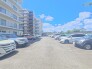 マンションの敷地内に平面駐車場あり！