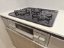 新品のビルトイン型コンロ＆グリル。３口あれば、大きなフライパンを使いながら横でお湯を沸かせます！