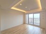 【ＬＤＫ／約１３．３帖】家族や友人、両親、親戚とこれから沢山の時間を紡ぐのだろう。そこを彩るのは窓から見える青い空、心地よい緑。そんなイメージが膨らむリビングスペース。