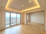 【ＬＤＫ／約１３．３帖】家族や友人、両親、親戚とこれから沢山の時間を紡ぐのだろう。そこを彩るのは窓から見える青い空、心地よい緑。そんなイメージが膨らむリビングスペース。
