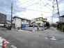 戸建てが立ち並ぶ静かな住宅街。四季折々の移り変わりを感じながら自然と楽しみ、暮らす、そんな毎日を日々の中で感じられる住環境
