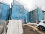 2号棟 静かな環境に佇む建設中の建物がこれからの暮らしへの期待感を高めてくれます
