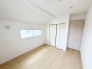 衣類の整理整頓に嬉しいクローゼット付きのお部屋。お子様のお部屋としても便利です。
