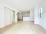大きな開口部から明るい光が差し込むリビング。日中の室内の明るさがこの部屋の魅力です。
