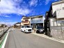 前面道路は広く、駐車がしやすいです。駐車スペース１台分ございます。
