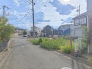 周辺住民以外の交通が少なく、安全で閑静な住環境が保たれやすい立地です。
