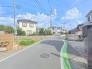 前面道路の幅が広いため、駐車も楽にできます。