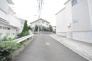 戸建てが立ち並ぶ静かな住宅街。四季折々の移り変わりを感じながら自然と楽しみ、暮らす、そんな毎日を日々の中で感じられる住環境
